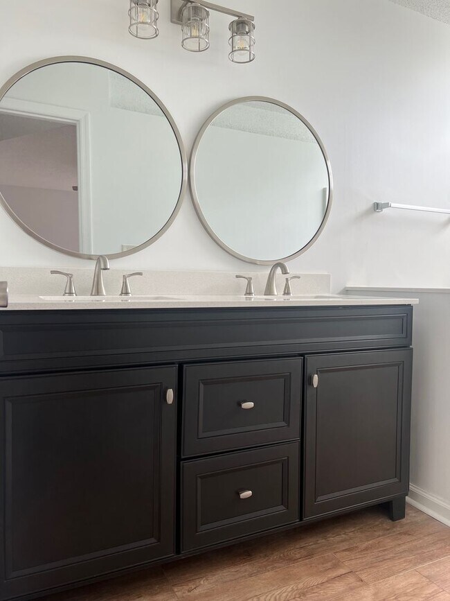 Building Photo - Remodeled 3 Bedroom Condo In a Prime Location!!!  ~ Annual Rental ~