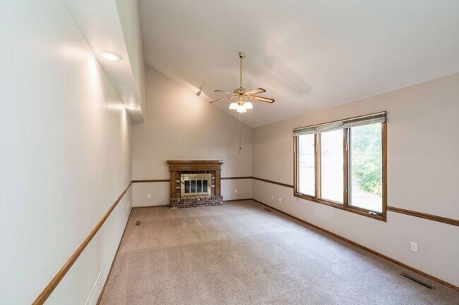 Building Photo - PRIVATE BACKYARD!! 4 Bedroom, 2.5 Bath Home in Urbandale