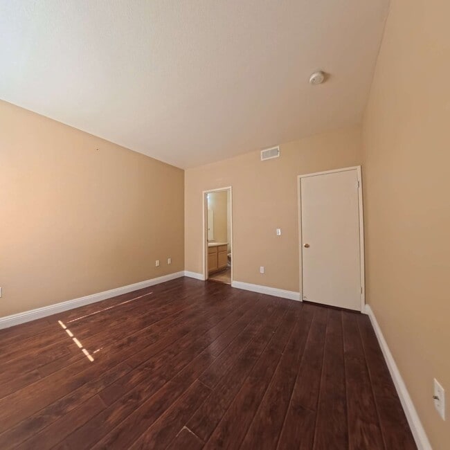 Building Photo - Lovely 2 Bed, 2 Bath Condo at South Gate!