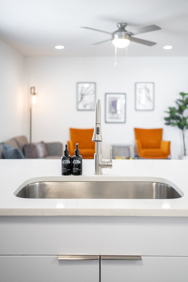 Building Photo - 1136 Crescent Ave NE