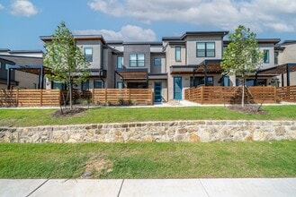 Building Photo - 917 Emerling Dr