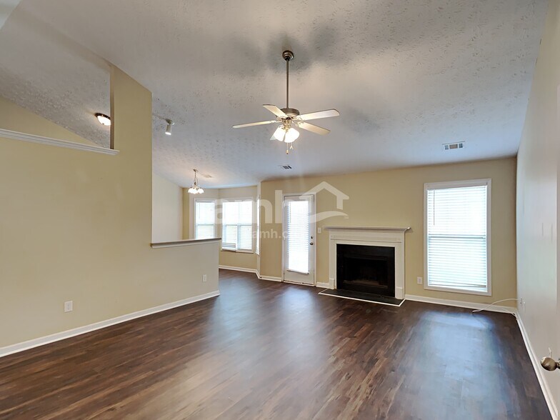 Building Photo - 303 Cole Creek Dr
