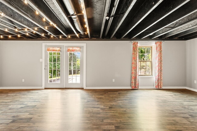 Building Photo - 1112 Saxton Dr
