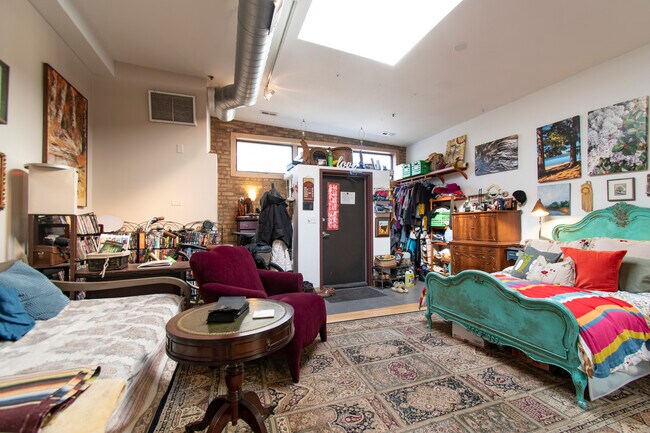 Building Photo - 537 Custer Ave