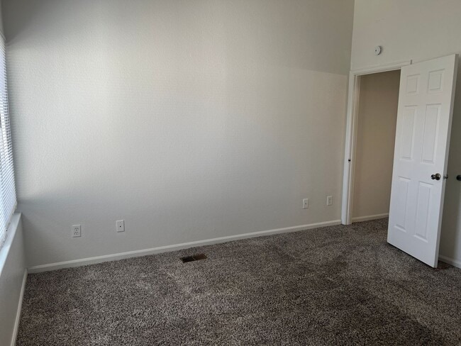Building Photo - Spacious 3 Bed, 2 Full Bath Townhome near the Highline Canel!
