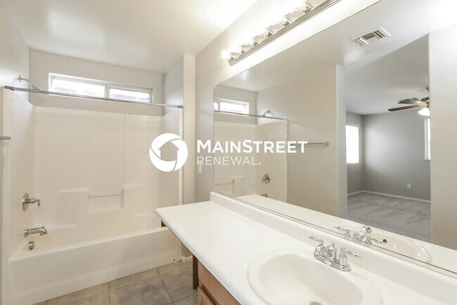 Building Photo - 3 Bedroom Pet-Friendly Home in Phoenix, AZ with Main Street Renewal