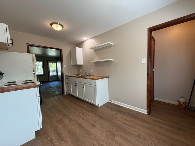 Building Photo - Centrally located 2 bed 1 bath duplex
