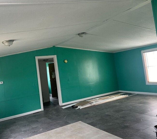 Building Photo - Section 8 Vouchers Apply Now! 3 bed/2 bath...