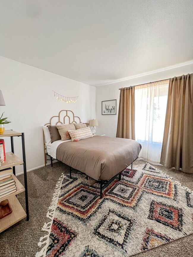 Building Photo - Fully Furnished 4 Bedroom in Sunmore Estat...