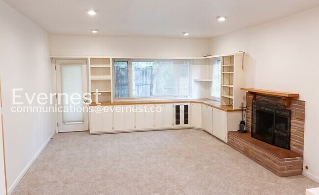 Building Photo - 3 Bed, 1 Bath Home with Fenced Yard & Garage / Available Now!