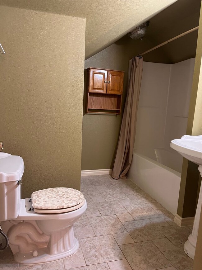 Building Photo - Gated Entry 5 bedroom, 3.5 Bath Home on 16...