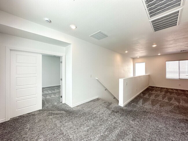 Building Photo - 8357 Aurora Rdg Ave