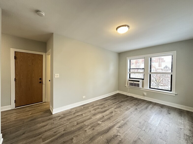 Building Photo - 712 W Brompton Ave