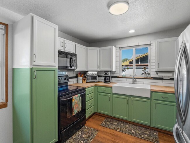 Building Photo - Spacious 5-Bedroom Ranch Backing to the High Line Canal in Littleton