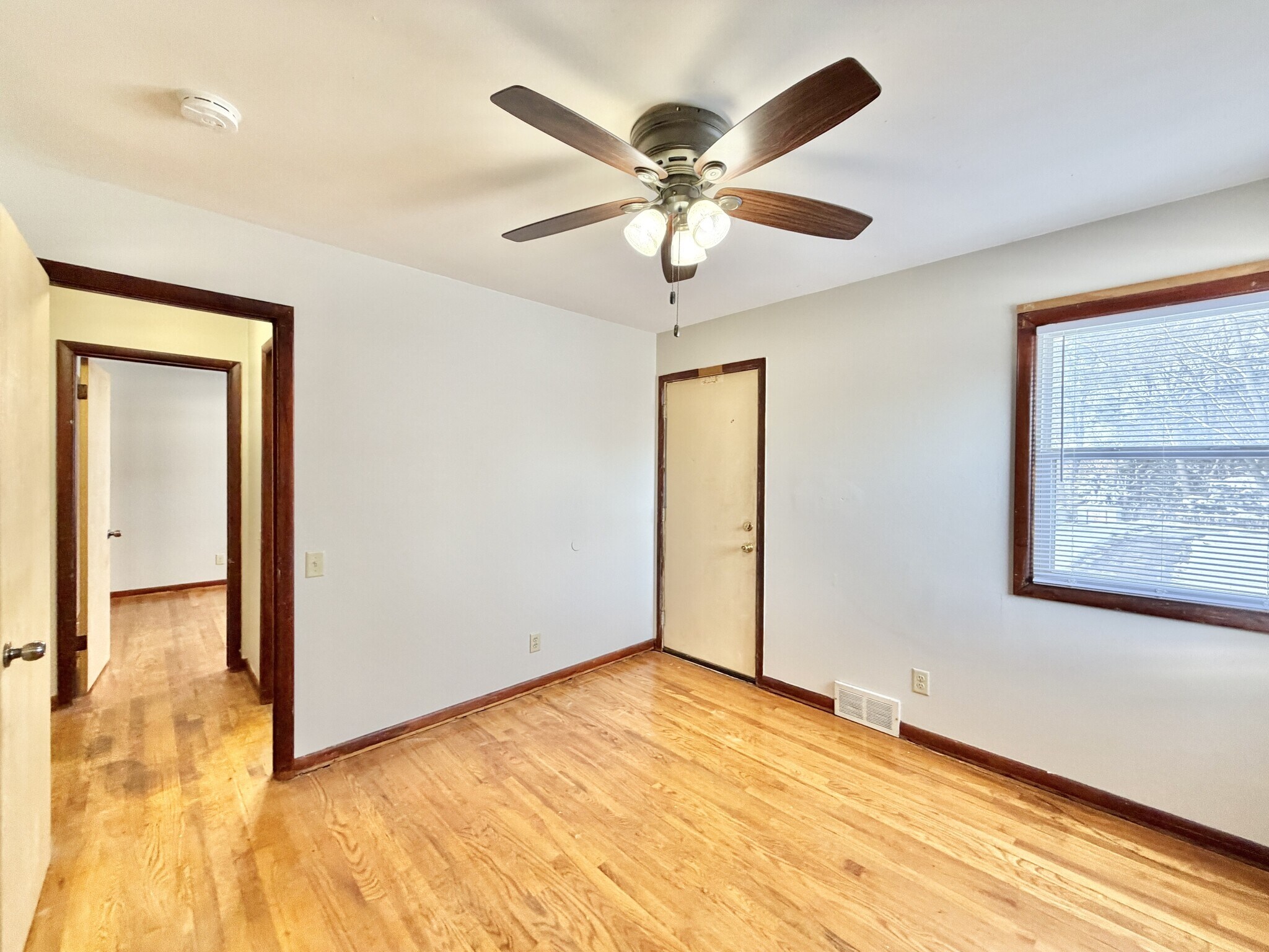 Building Photo - 2109 Lake Point Dr