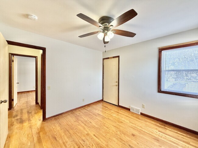 Building Photo - 2109 Lake Point Dr