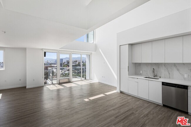 Building Photo - 5750 Hollywood Blvd