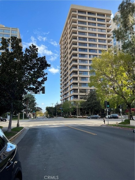 Building Photo - 10747 Wilshire Blvd