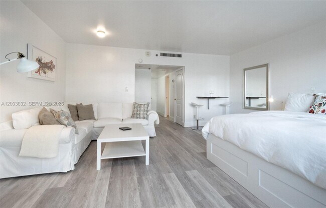 Building Photo - 100 Lincoln Rd