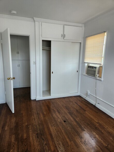 Building Photo - 767 W 90th St