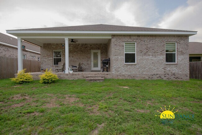 Building Photo - Stunning 3 Bedroom Home in Navarre near Highway 98!