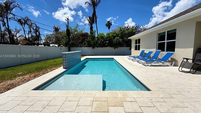 Building Photo - 2402 SE Gillette Ave