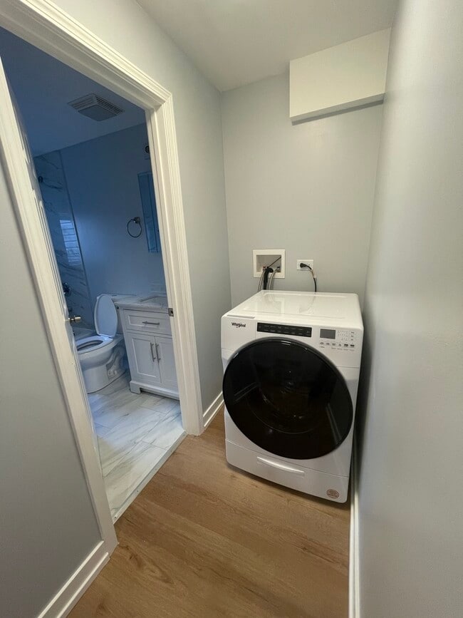 Building Photo - 1024 W Ainslie St