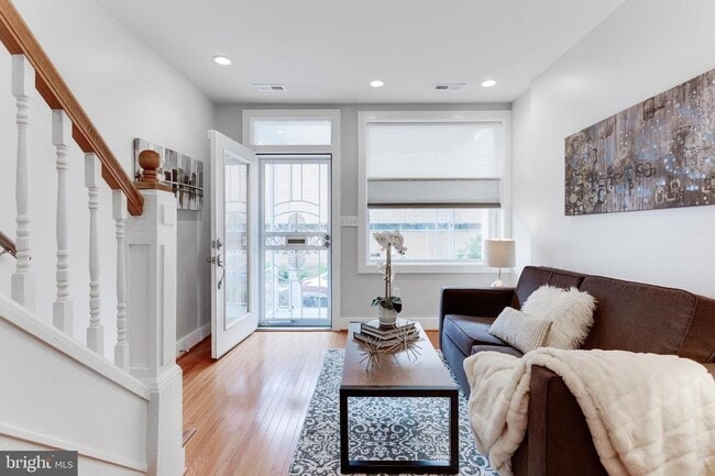 Building Photo - Gorgeous Rowhome Walking Distance to Colum...