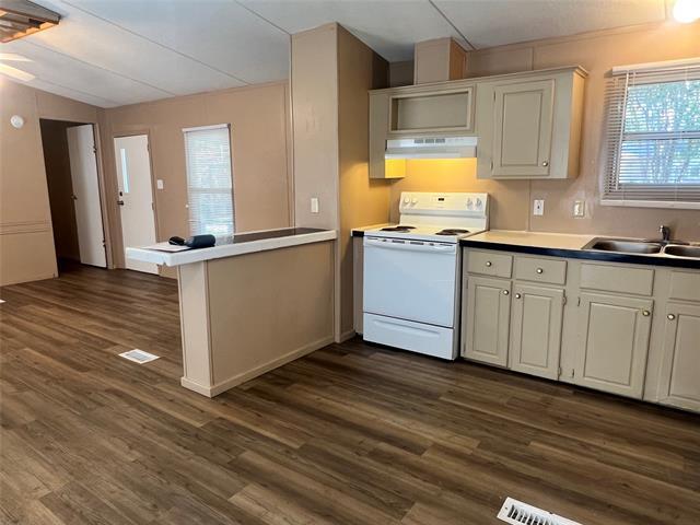 Building Photo - 4528 Wildwood Cir