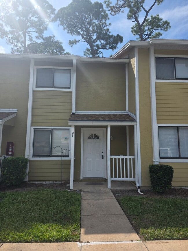 Building Photo - 2 bedroom 1/5 Bath Townhome in South Daytona