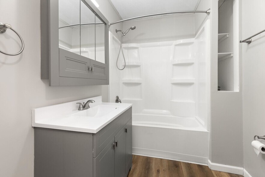 bathroom - 465 W Main St