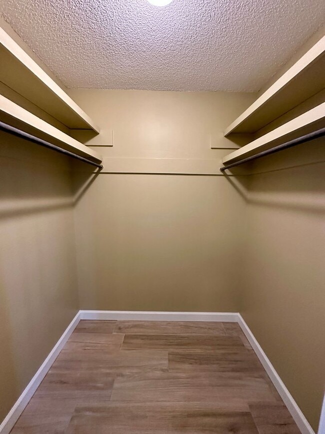 Building Photo - 2 bedroom 1 bath duplex available for rent!