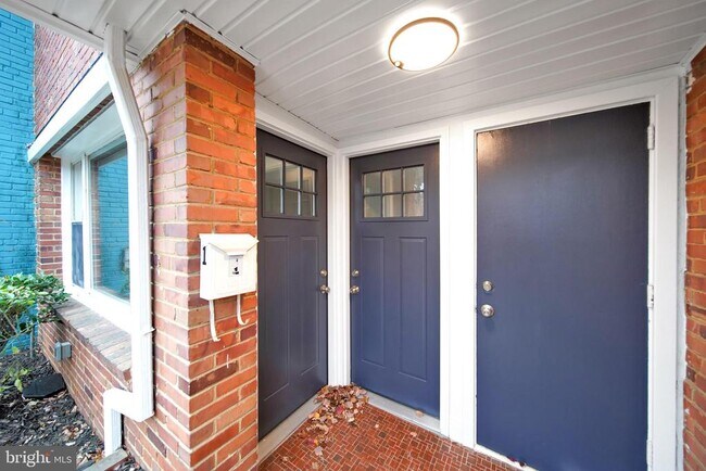 Building Photo - 119 Victor St NE