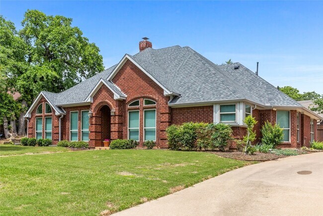 Building Photo - 2942 Woodland Hills Dr