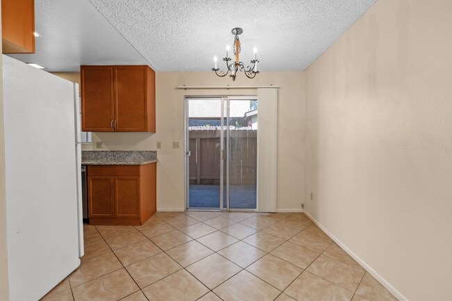 Building Photo - Spacious 3-Bedroom Townhome Near UCSD & UT...