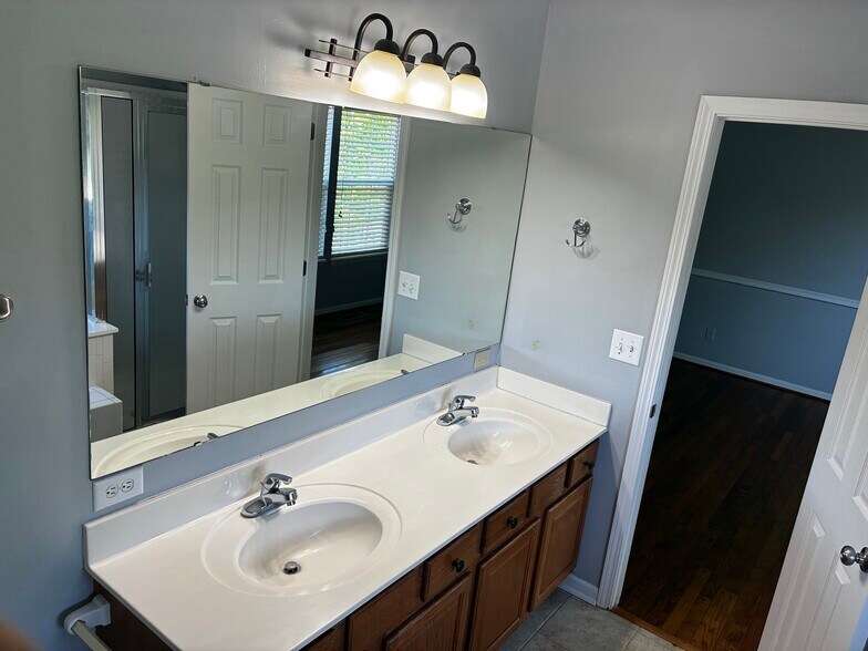 Building Photo - 12647 Gunnison Dr