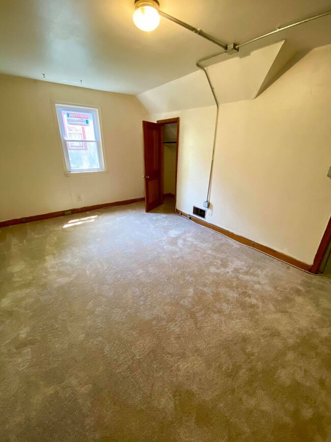 Building Photo - For Rent: Spacious Comfort at Ridgecroft Rd