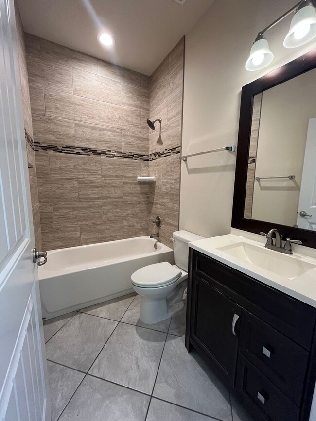 Building Photo - Charming 3 bedroom, 2 bathroom dulplex loc...