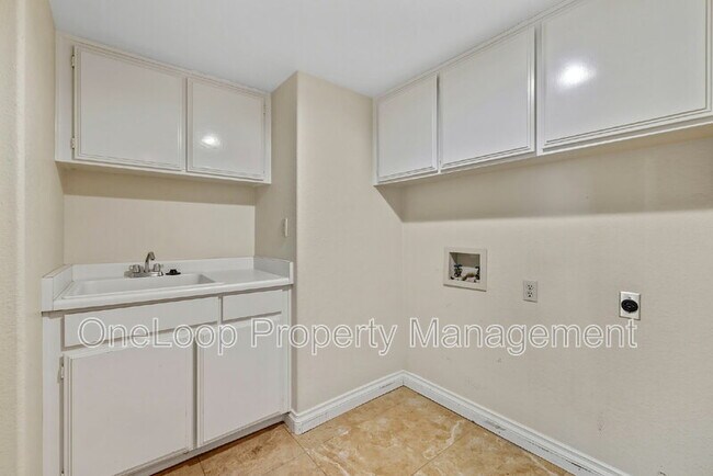 Building Photo - 493 Summerhill View