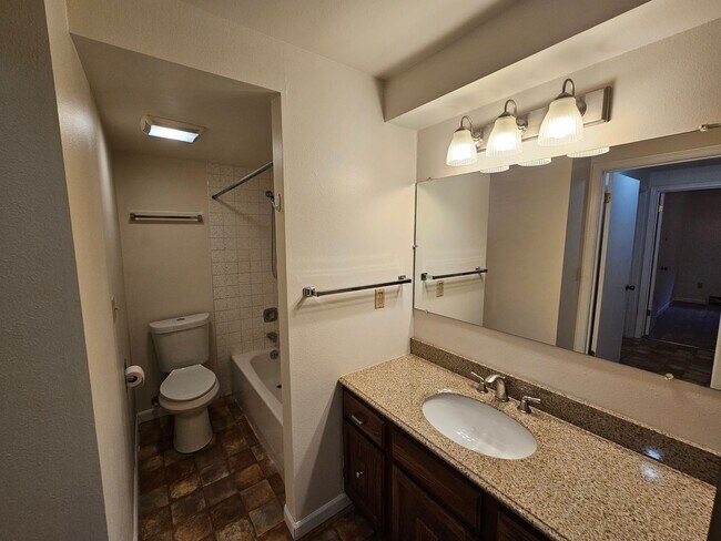 Building Photo - Spacious Condo on the South Hill