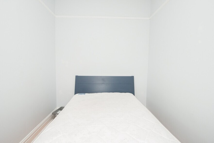 Building Photo - 1919 W Schiller St