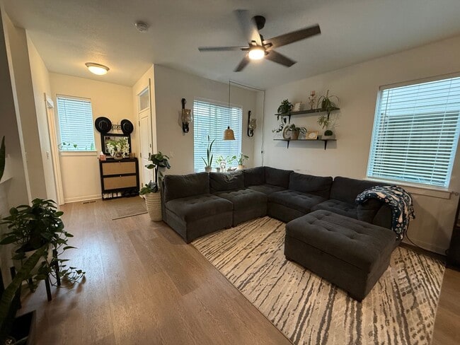 Building Photo - Beautiful 3 Bed/2.5 Bath Townhome - NE Bend