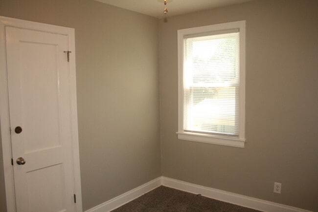 Building Photo - 2833 Colonial Cir