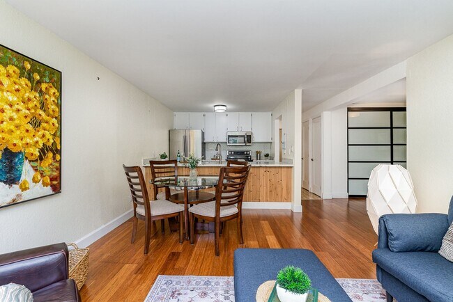 Building Photo - Updated Bellevue Condo in Racquet Club — P...
