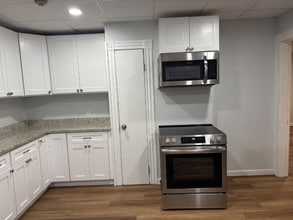 Building Photo - 29 Maple St