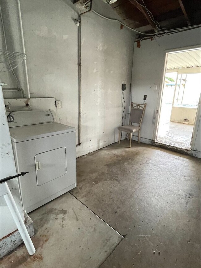 Building Photo - 3-bedrooms 2-bathrooms House for rent in Covina