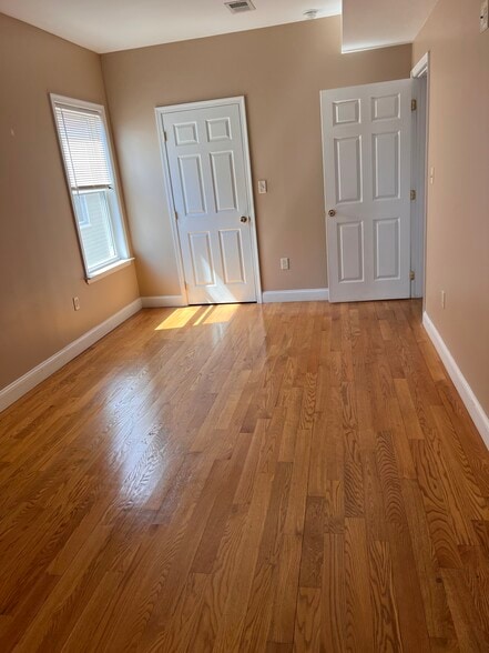 Building Photo - 143 Bellevue St