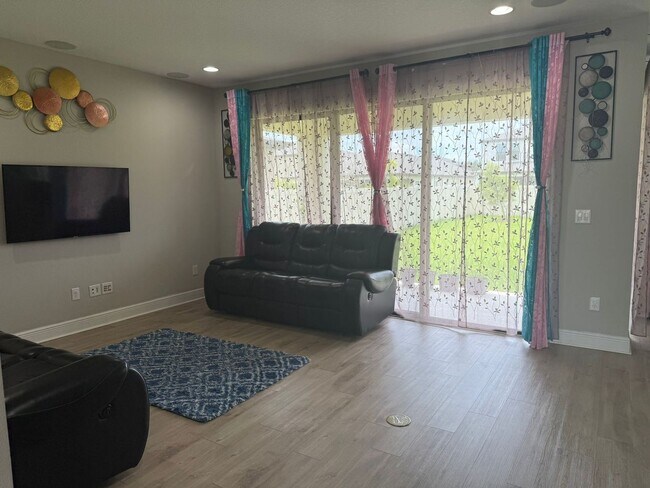 Building Photo - Gorgeous 5-Bedroom, 3-Bathroom in Riverview
