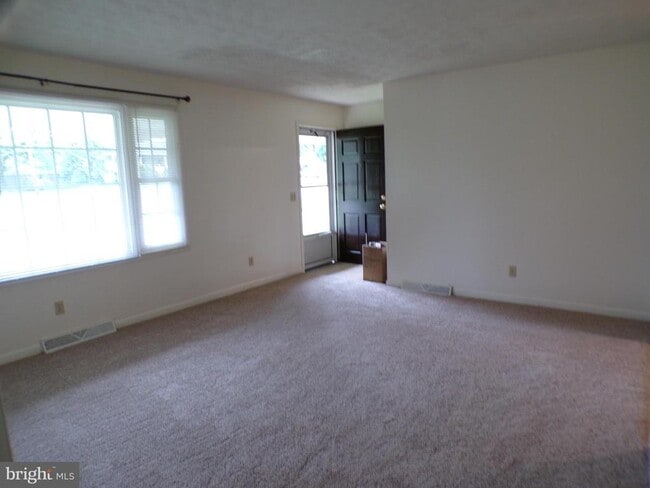 Building Photo - 111 Walnut Dr