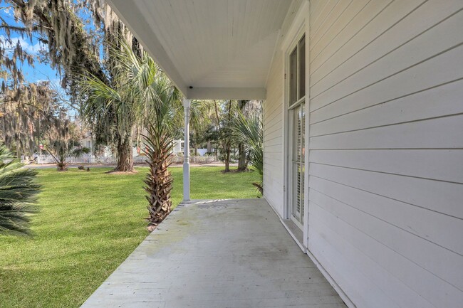 Building Photo - 3/1 historic Thunderbolt bungalow